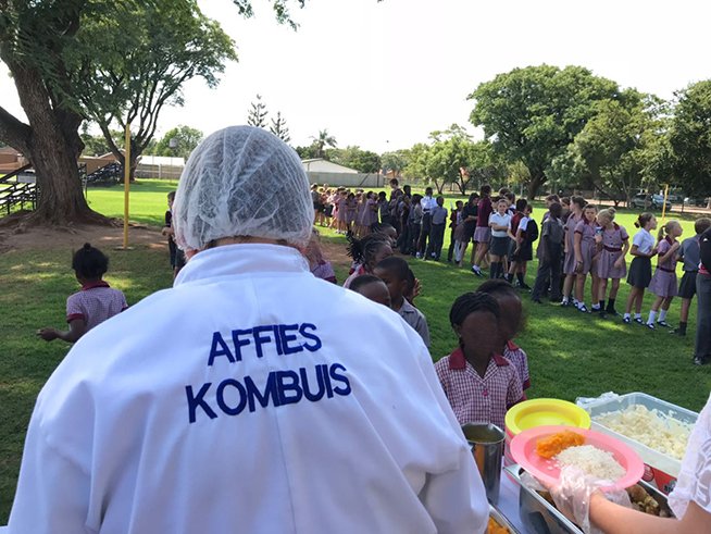 ATKVSA's tweet image. Dis ’n see van glimlaggende gesiggies wat jou by die Laerskool Genl. Nicolaas Smit in Pretoria begroet. Uitgevat in hul beste klere vir Valentynsdag wag hulle in die ry vir wat waarskynlik hul enigste bord kos vir die dag sal wees. #handevat @AHS1920 bit.ly/2F59V1w