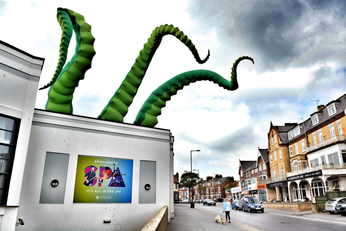 ArtWavesFest's tweet photo. Bringing you a fresh throwback each Thursday ... This week goes to the incredible @filthylukerart and the tentacle madness invading @bridspa Part of our urban twist to East Yorkshires visual arts offering #ArtWaves #FilthyLuker #Bridlington https://t.co/mP3yAOlGNd