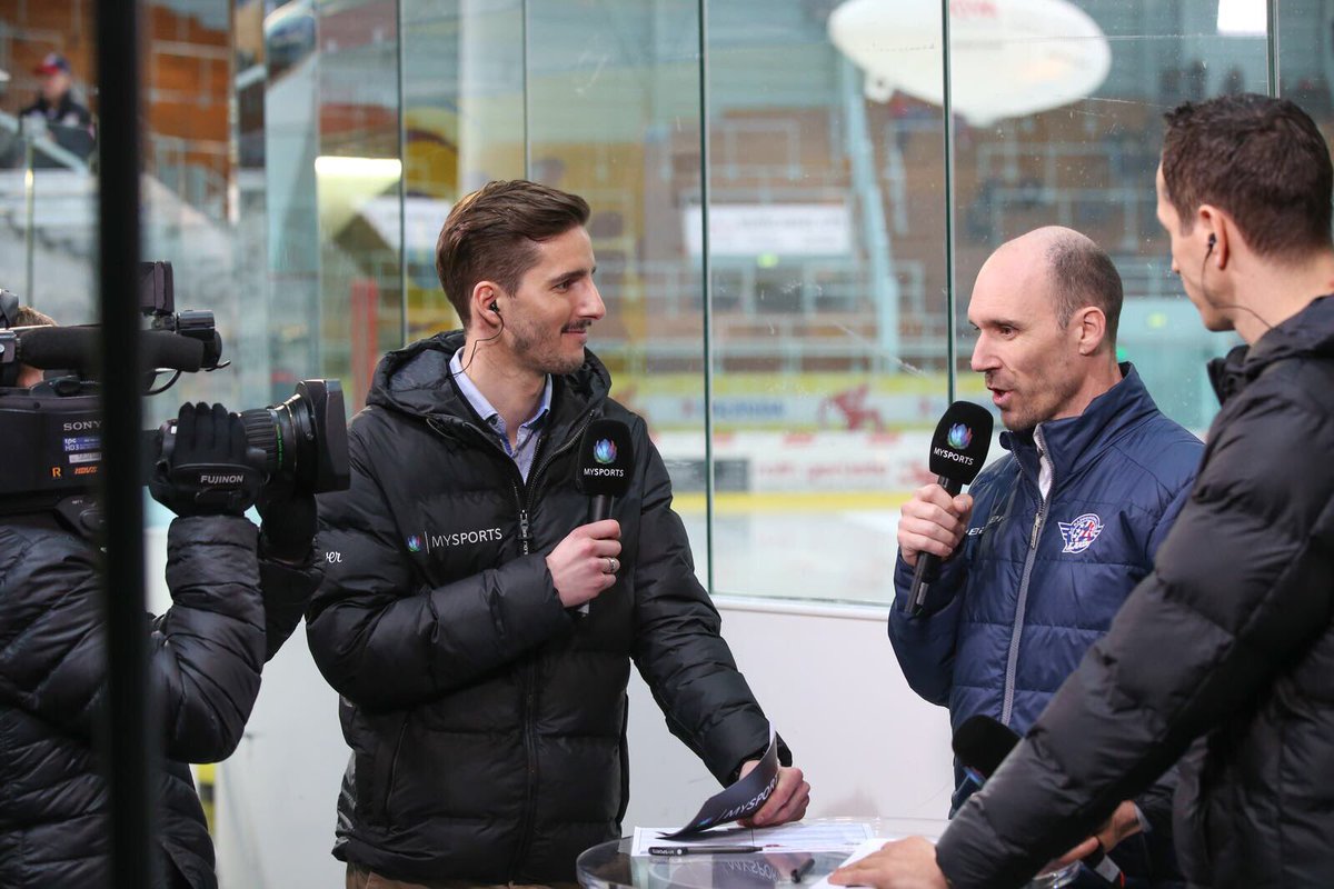 Durfte in den letzten vier Monaten 11 Live-Sendungen in Rapperswil, Langenthal, Zug, Winterthur, Erlenbach, Küsnacht &amp; Weinfelden moderieren. Freue mich nun auf spannende Playoffs in der #SwissLeague. 🏒vielen Dank <a href="/MySports_CH/">MySports</a> und <a href="/19urban81/">Leimbacher Urban</a> 🙌🏼

📸 Thomas Oswald