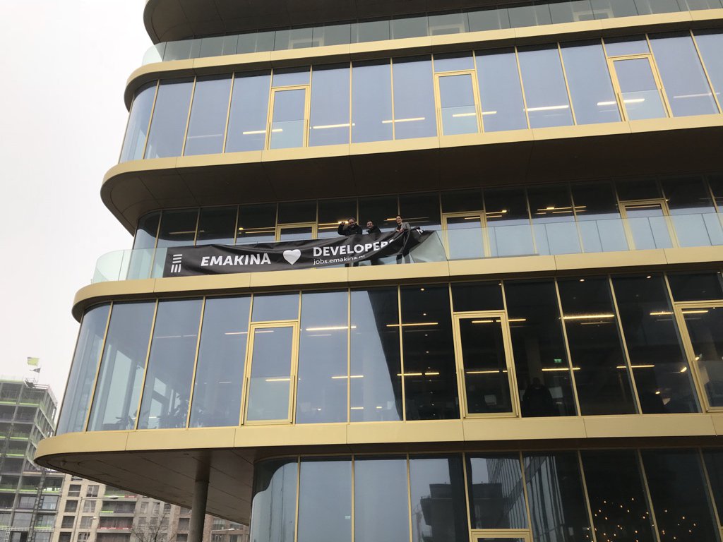 petyosi's tweet image. Meanwhile, the building next door #frontenddeveloperlove