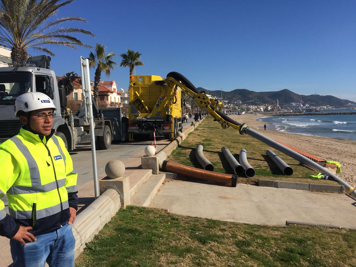 jcoll_26313's tweet photo. Neteja canals pluvials @PlatgesSitges de @AjSitges amb tecnologia d'aspiració en sec. Desde @sorea apostem per la #Tecnologia i #innovacio a disposició del servei. #sostenibilitat #clavegueram #cuidemsitges https://t.co/htwl5KPrGI