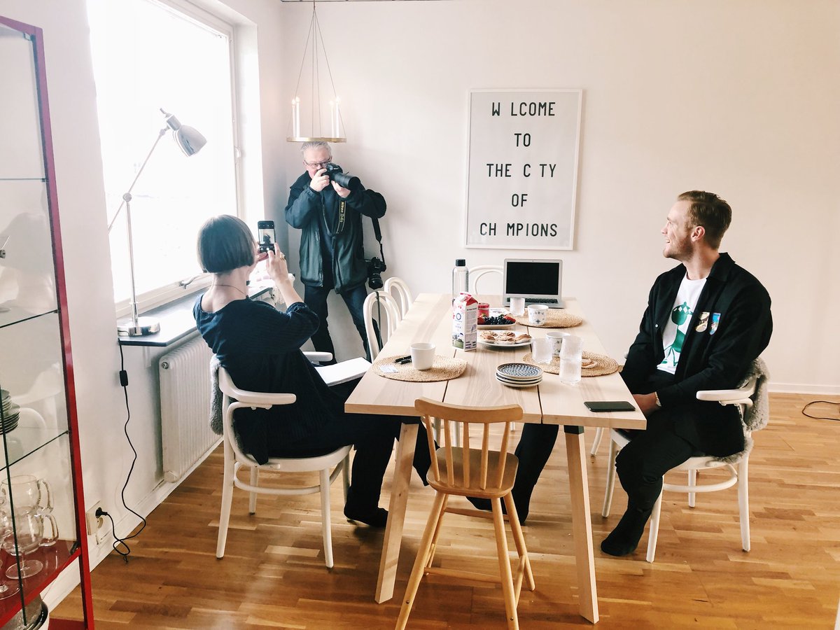 SteinnJonsson's tweet photo. Den helige fotografen på besök
@kbladet https://t.co/HRhoxms4vQ