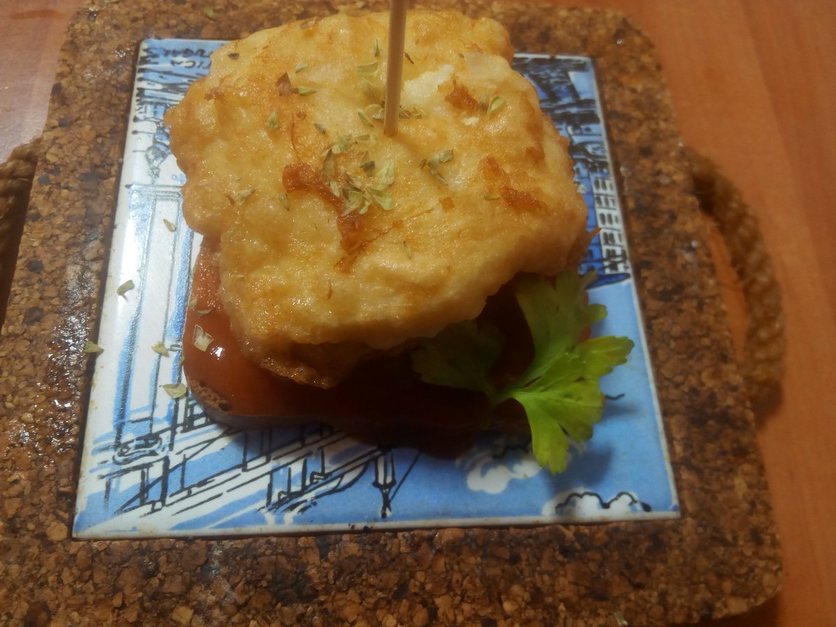 TAPA DEL DÍA, PINTXO DE MERLUZA CRUJIENTE CON BASE DE TOMATE Y ORÉGANO irdetapeo.blogspot.com.es/2018/02/tapa-d…