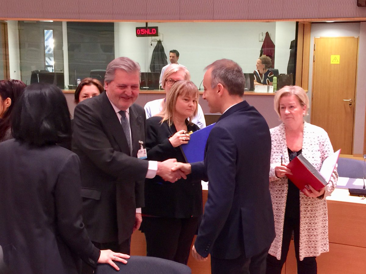 España apoya la creación de una Red de Universidades Europeas. <a href="/IMendezdeVigo/">Iñigo Méndez de Vigo</a> anuncia en Bruselas que el <a href="/sepiegob/">SEPIE</a> cofinanciará a las Universidades españolas que participen en los proyectos piloto que se quieren lanzar este 2018.

mecd.gob.es/prensa-mecd/ac…