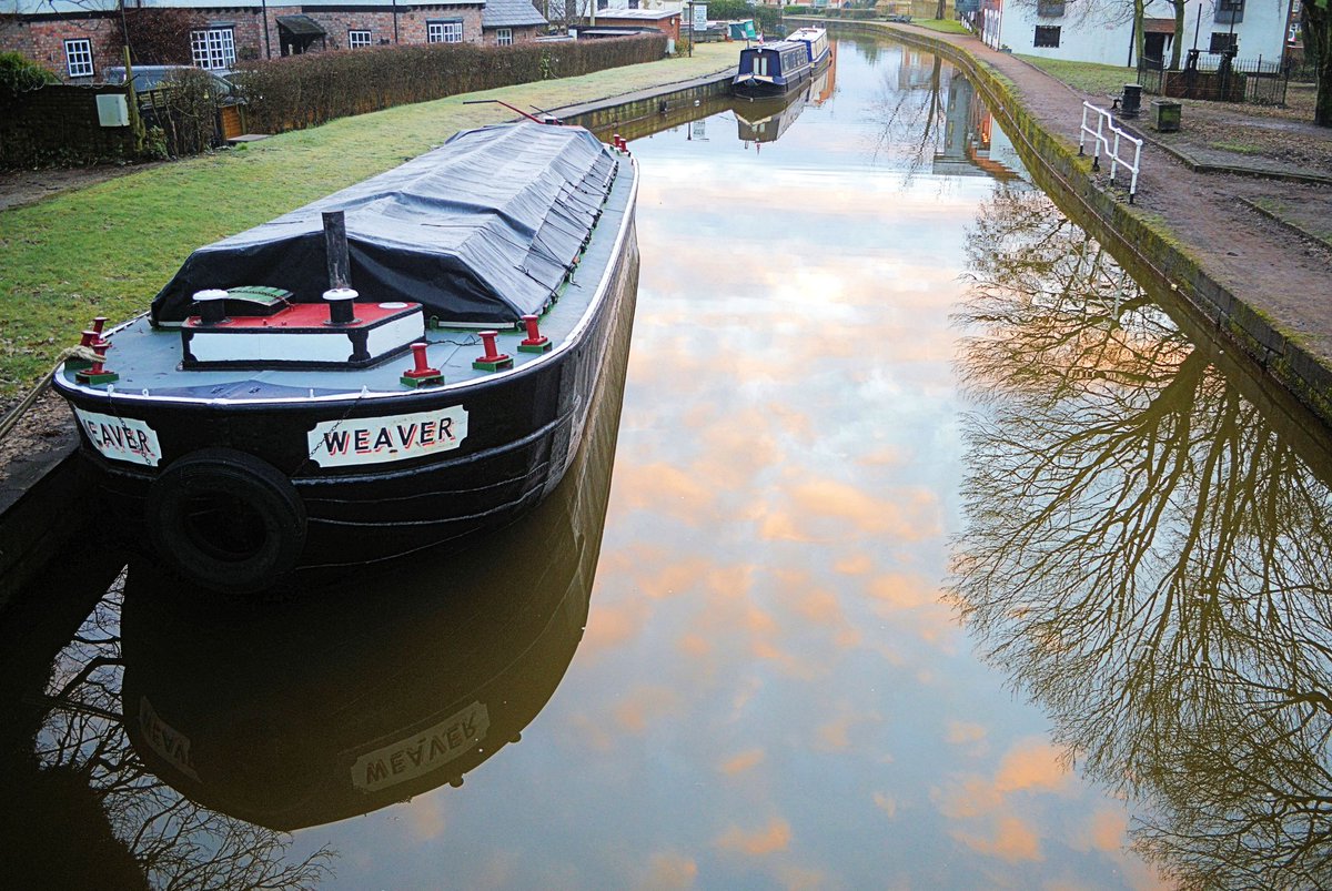 Barge 'Weaver' at #Worsley 🇬🇧  

Beautiful relections on a cold, fresh day. #GeorgesWorsley #salford #greatermanchester #winterwalks