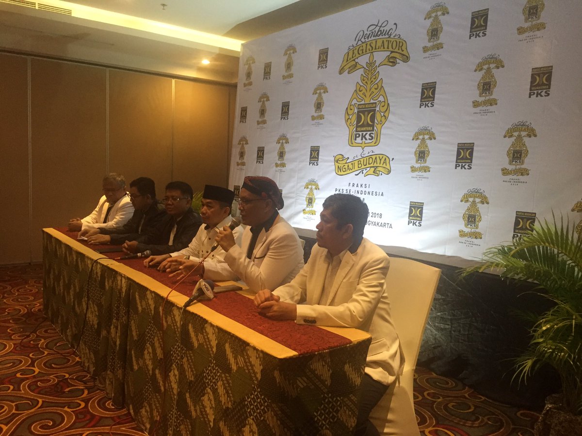 IskanQL's tweet photo. Menghadiri #RembugLegislatorPKS :@PKSejahtera membentuk tim komunikasi pemenangan Pilpres @pkssumut @FPKSDPRRI dg ketua @mustafakamal_wd https://t.co/UJXgIrtGuz