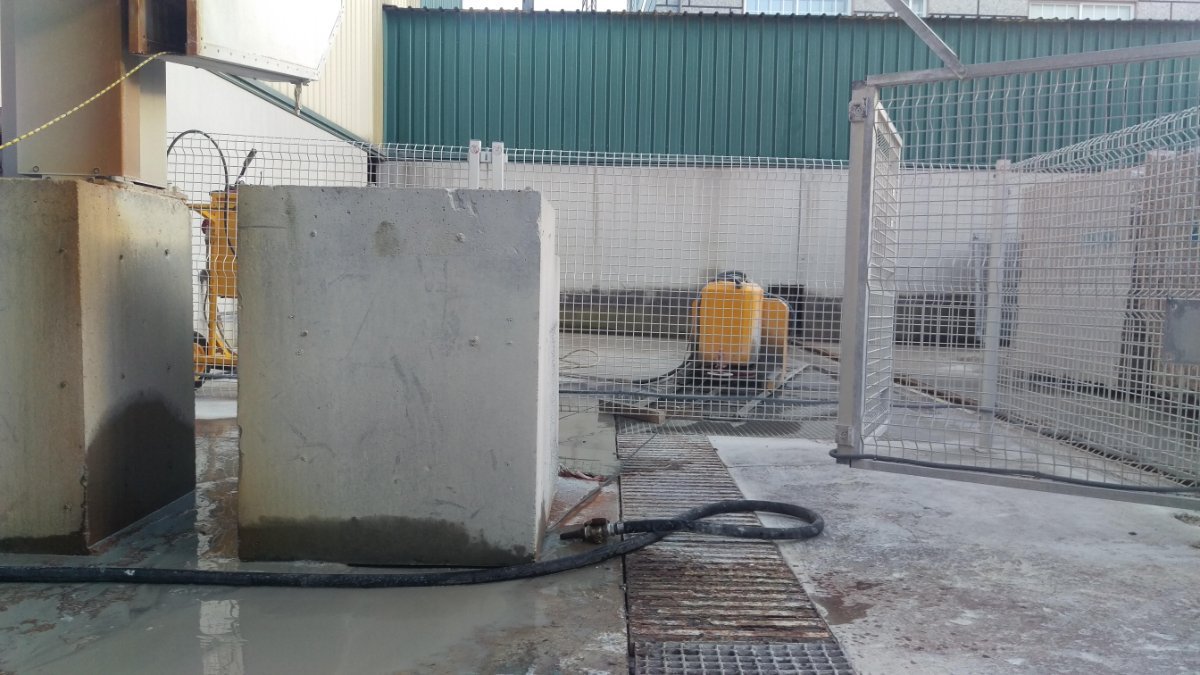 carlocarrara's tweet photo. WIRE SAW S600EG CUTTING OLD COLUMNS OF CONCRETE https://t.co/UXY6LTOOCr