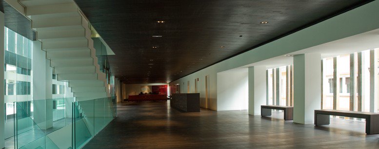 Speedmaster72's tweet photo. Museo Arqueológico de Vitoria (año 2009), obra de Francisco Mangado.
#JuevesdeArquitectura 
Según el arquitecto, quería imaginarse un museo arqueológico como un cofre: denso y hermético por fuera, sugerente y mágico en el interior. https://t.co/xUIQUKqGFF