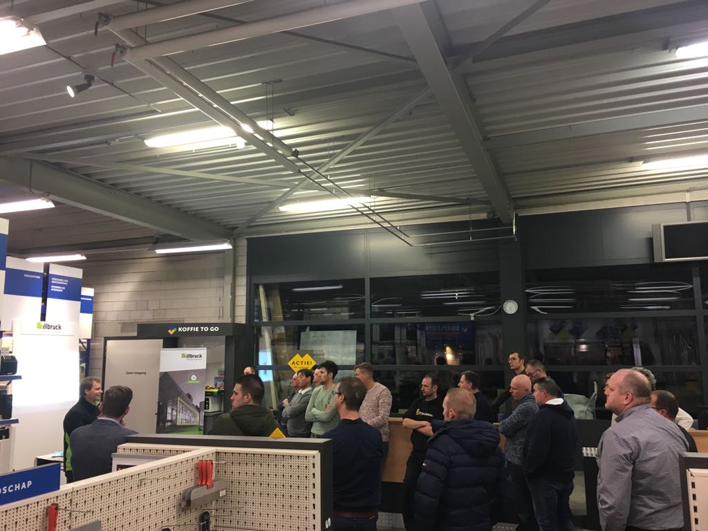 BcEsselink's tweet photo. Heel veel belangstelling op de #Bouwcenter Academy bij Esselink over #luchtdicht bouwen met Illbruck, Dørken en Ubbink.
Je kan beter 2cm goed en luchtdicht isoleren dan 20cm met een kier van 1mm! Lex de Haan van Dørken https://t.co/wFTomGg4pj