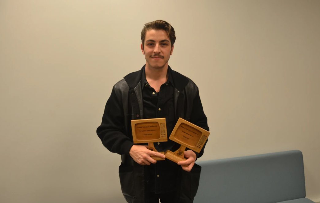 6. Bilkent Tv Ödülleri "En İyi Çıkış Yapan Oyuncu Ödülü" sahibi Boran Kuzum'a ödül takdiminden bir kare... Kendilerini tekrar kutlarız. #BilkentTvÖdülleri