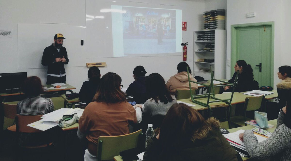 RepubCreativa's tweet photo. Rematamos o #mentoringcreativo no IES Espiñeira con Daniel García, xerente de @BALDANIboiro  unha sesión na que amosou ao alumnado as teorías de traballo con comunidades e de proximidade pero desde o punto de vista do comercio. https://t.co/odiPuJvg43