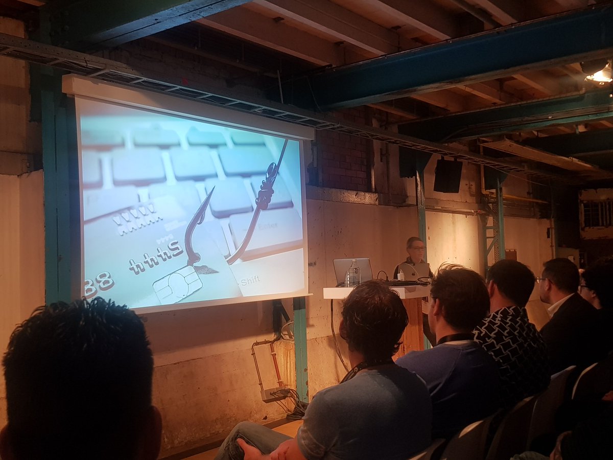 FrancesDoderer's tweet photo. @JessicaDunbar tells us about social engineering and the human impact #tweakers #devsummit2018 https://t.co/BgyD9GmW59