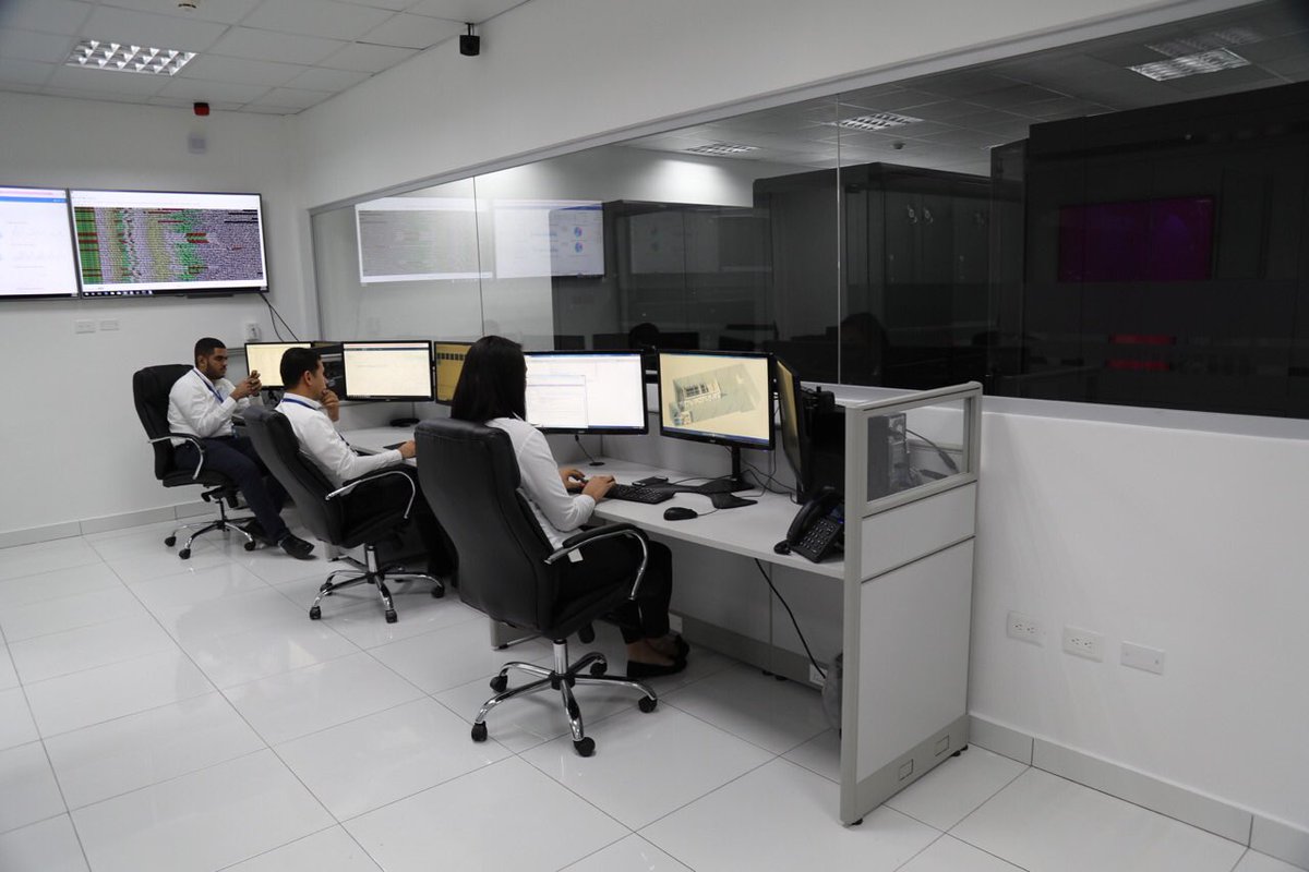 GobiernoDanilo's tweet image. Imágenes del recorrido del presidente @DaniloMedina y la vicepresidenta de la República, @margaritacdf, por las instalaciones del #DataCenterRD. 

En breve más información por nuestra página web: presidencia.gob.do