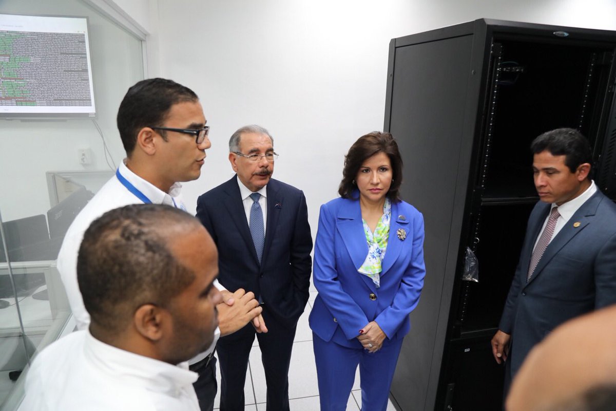 GobiernoDanilo's tweet image. Imágenes del recorrido del presidente @DaniloMedina y la vicepresidenta de la República, @margaritacdf, por las instalaciones del #DataCenterRD. 

En breve más información por nuestra página web: presidencia.gob.do