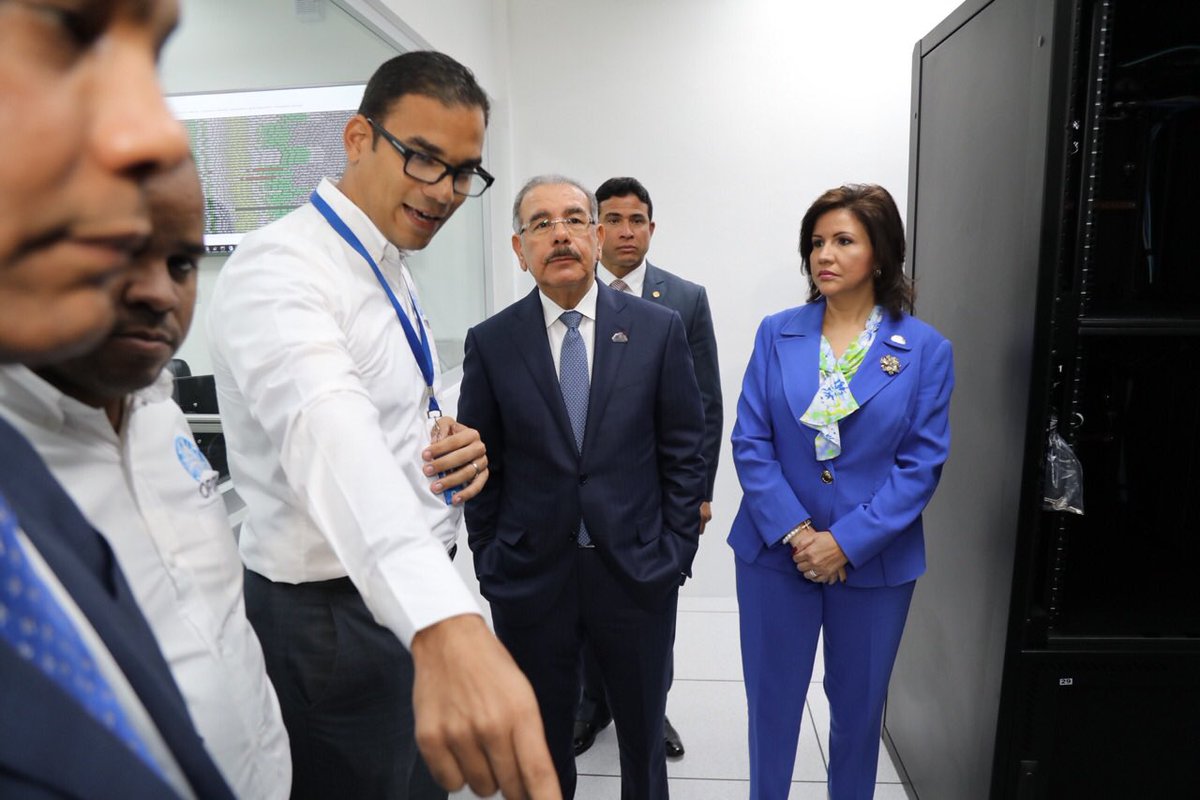 GobiernoDanilo's tweet image. Imágenes del recorrido del presidente @DaniloMedina y la vicepresidenta de la República, @margaritacdf, por las instalaciones del #DataCenterRD. 

En breve más información por nuestra página web: presidencia.gob.do