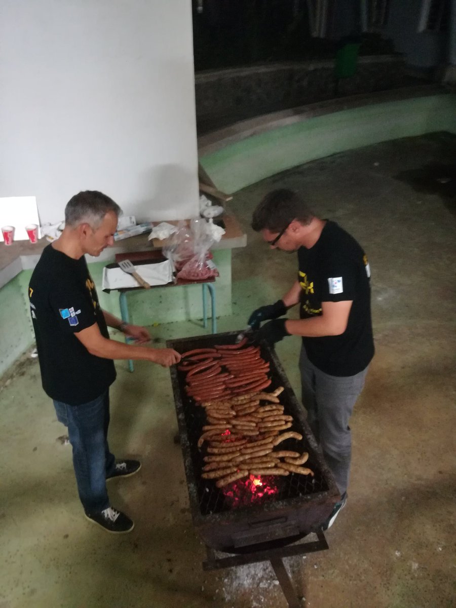 24hinnoG's tweet photo. Préparation pour le repas, se soir grillades ! #24Hinno974

Pas besoins d'électricité quand on a du charbon 🤣😆 @EDF_Reunion https://t.co/IWsRyoxL8t