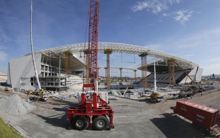 Corinthians e Odebrecht são condenados a devolver R$ 400 milhões à Caixa. "Dinheiro público jamais deveria ter financiado estádios para a Copa", diz juíza: goo.gl/RSPD6G