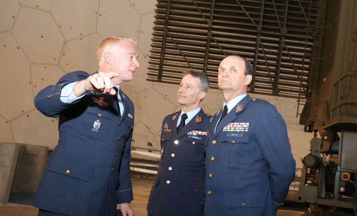 EjercitoAire's tweet photo. El Jefe de Estado Mayor visita #hoy el Escuadrón de Vigilancia Aérea #EVA4 en #Rosas #Gerona
24 horas al día, 365 días al año vigilando el espacio aéreo del noreste de #España https://t.co/TJBdqkKPM3
