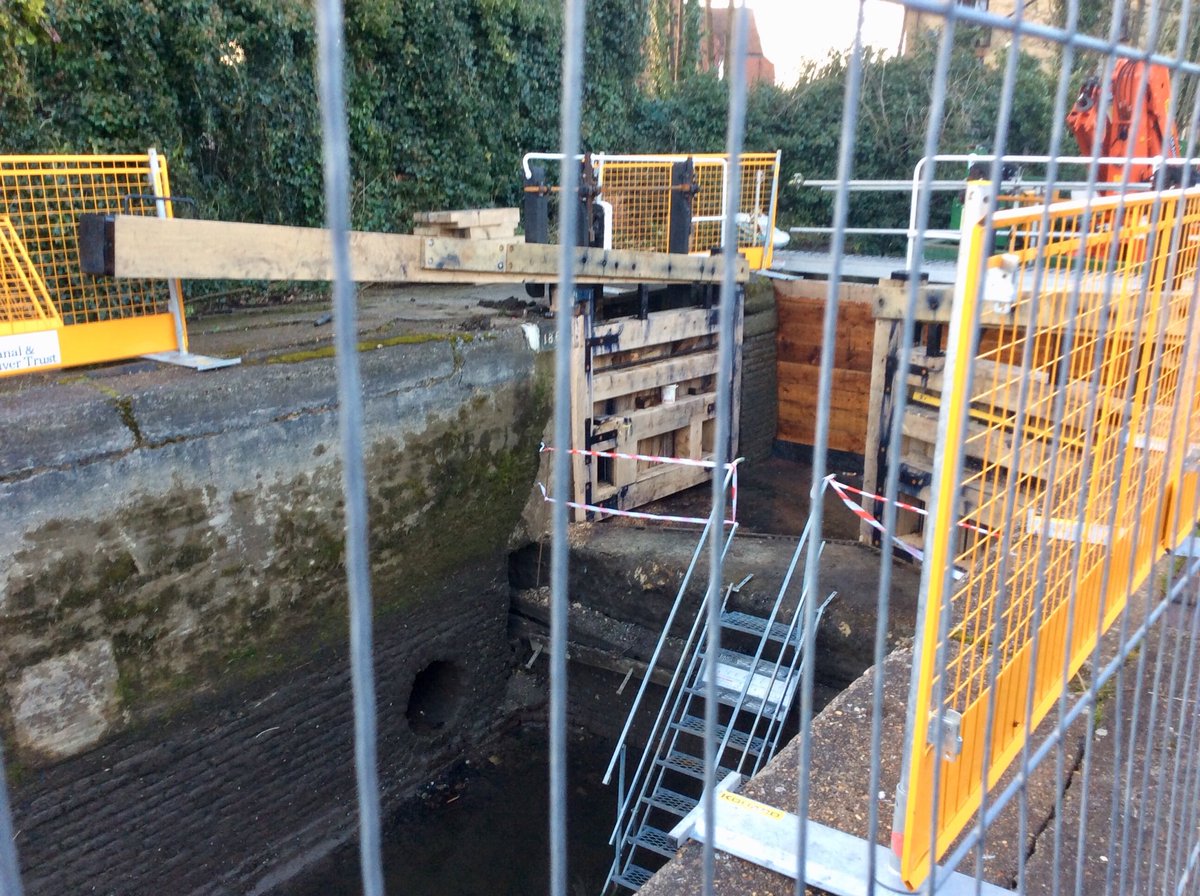 debbifiggy's tweet photo. Another view of the new lock gates at #lock55 in #Berkhamsted @CRTSouthEast @BerkoMoorhen @BerkoDucks @infoberkhamsted @TheGazette_news #boatsthattweet #lovecanals #grandunioncanal https://t.co/xwVBaAlTeP