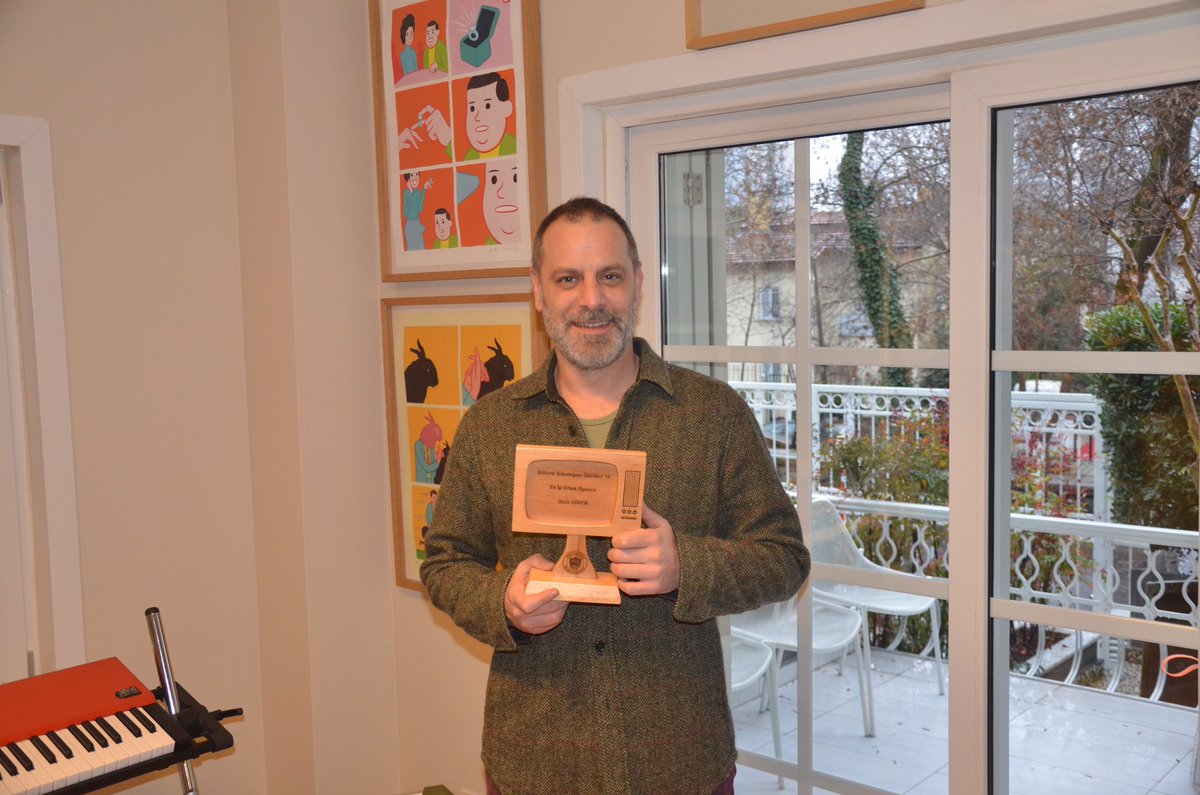 6. Bilkent Tv Ödülleri "En İyi Drama Erkek Oyuncu Ödülü" sahibi Ozan Güven'e ödül takdiminden bir kare... Kendilerini tekrar kutlarız. #BilkentTvÖdülleri