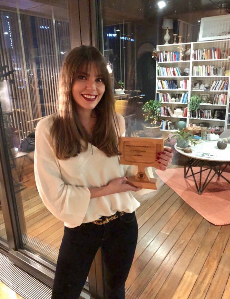 6. Bilkent Tv Ödülleri "En İyi Drama Kadın Oyuncu Ödülü" sahibi Aslı Enver'e ödül takdiminden bir kare... Kendilerini tekrar kutlarız. #BilkentTvÖdülleri