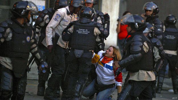 Desde el 1 de abril del 2017 <a href="/ForoPenal/">Foro Penal</a>  ha registrado más de 5300 detenciones. Casi 1000 de estas personas siguen presas. Leer más en: memoriasporlavida.com/detenciones-ar…