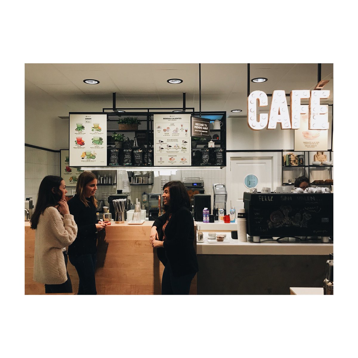 GordonsitoBrown's tweet image. @E_parrado @mvtercero @Ana_MAQ 
@AdaLab_Digital después de una muy completa reunión en @The_Cocktail a disfrutar de un buen capuchino madrileño #FrontendDeveloperLove #womencoding #adalab #projects #frontend