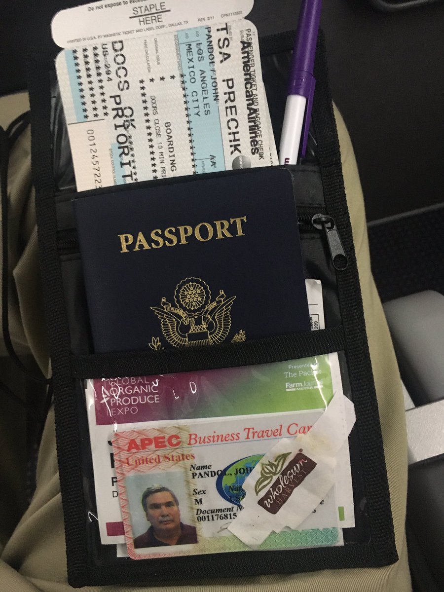 jpandol's tweet image. #GOPEX badge holder repurposed as flight caddy. @Gregofthepacker @producepamela @thepacker @FruitsfromChile
