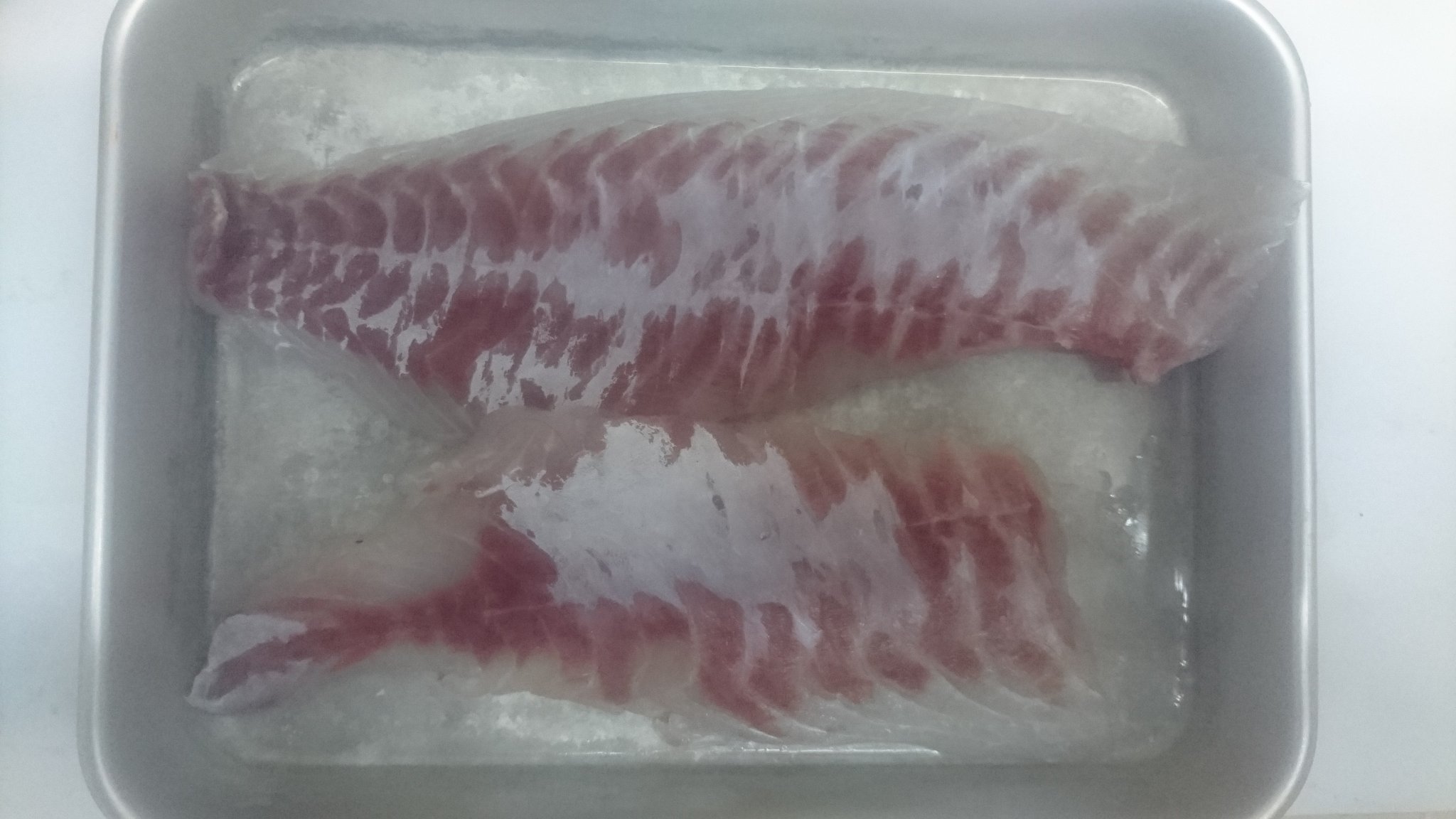 リュウジ 料理のおにいさんバズレシピ サクで買って余ったお刺身は 魚の生ハムにすると良いです 水分が抜け 身が締まり 旨味が凝縮され とてつもなく旨いアテになります 作り方は超簡単 刺身の重量の1 1 2 の塩をすりこみキッチンペーパーに包み