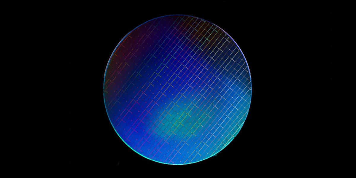 hardwareluxx_de's tweet image. Eine 300-mm-Wafer von @Intel_DE, belichtet mit Arrays von #SpinQubits. Die können anstatt mit 20 mK mit 1 K betrieben werden: hardwareluxx.de/index.php/news…