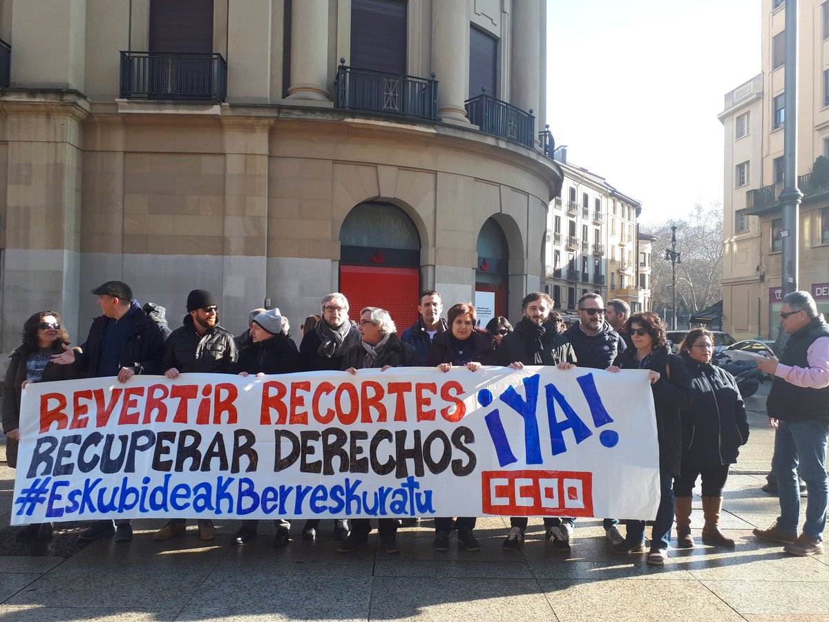 FSCNavarra's tweet photo. Frente a @gob_na luchando por #RecuperarLoArrebatado #ExigeCCOO @ccoonavarra @FSCdeCCOO @CecilioAperte @PFCCOO @feccoo @fssccoo @FeNavarra https://t.co/M0tmfHNjfR