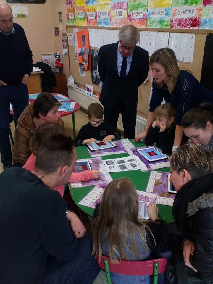 O_Huel's tweet photo. Portes ouvertes en MS/GS à Wassy. Parents et élus répondent présent une fois de plus avec le numérique à l'école. #forumatice https://t.co/TVjMQB67Lh