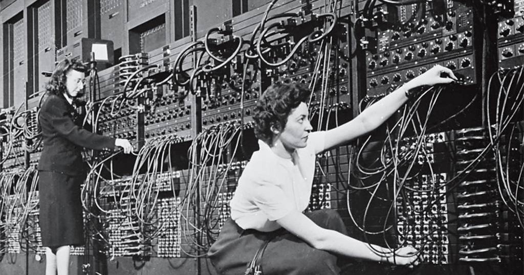 EvaMosqueraR's tweet photo. Hoy hace 72 años que nació #ENIAC, el primer ordenador electrónico. ¿Sabéis que fue programado por seis mujeres? Es un gran día para recordar a Betty Holberton, Jean Bartik, Kathleen Antonelli, Marlyn Meltzer, Ruth Teitelbaum y Frances Spence. #WomeninSTEM https://t.co/kFfX4B5pY4
