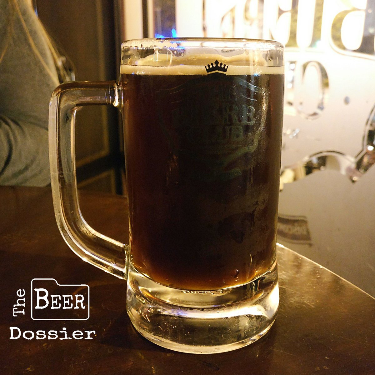 beerdossier's tweet photo. An English Porter at @thebiereclub

Light brown coloured, with some ruby highlights. Toasty malt aromas with a hint of roastiness on the nose and palate.

If you're on Instagram/Facebook, check us out there @beerdossier. Cheers 🍻

#Beer #InstaBeer #BeerMe #BeerDossier https://t.co/2fZf6TDM1n