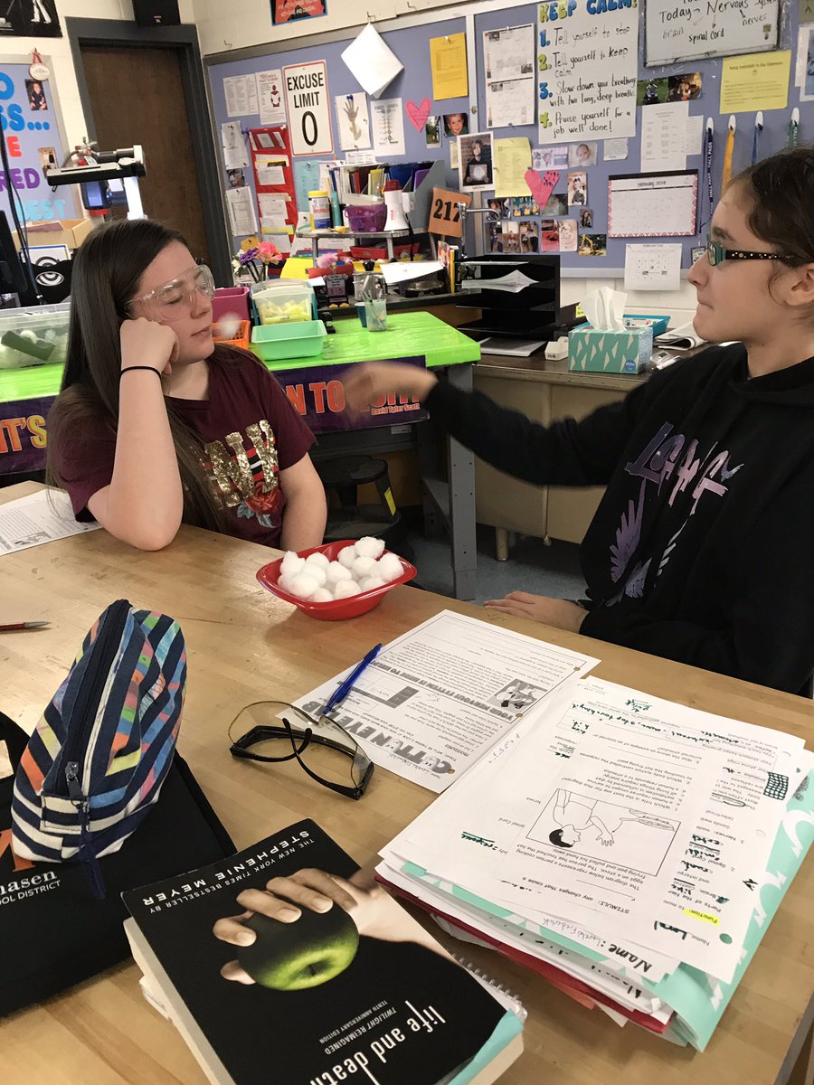ScienceKeith's tweet photo. Testing our reflexes learning about the nervous system!  #cottoneyelab https://t.co/1soos6zCcH