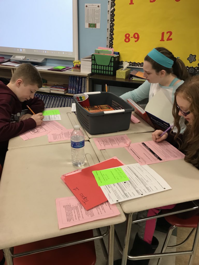 Student choice and voice learning about the Articles of Confederation in Mrs. Jacobs’  7th grade Social Studies class! #NCSDlearns <a href="/Newark_MS/">Newark Middle School</a>