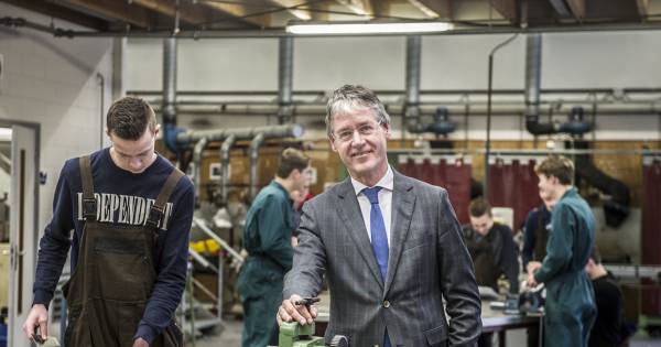 "Steeds meer ouders zien hun kinderen liever iets anders doen dan het vmbo. Terwijl er juist zoveel kansen liggen!" Minister van Onderwijs Arie Slob kaart dit probleem aan met een prachtig stuk in De Gelderlander: