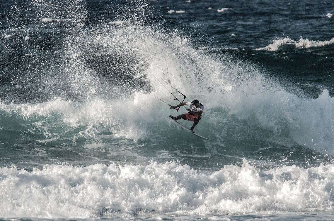KiteboardNL's tweet photo. Veiligheid gaat voor alles. Daarom promoot de @KNRM de buddycheck. De zogenaamde 'BROMFLY' is bedacht door een ervaren kitesurfer die trainingen verzorgd op het gebied van veiligheid. Meer lezen ➡️ https://t.co/6fbnBr2n8t https://t.co/DtK1mx49lQ