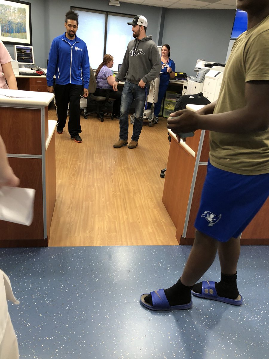 J_young13's tweet photo. Community Service is not about trying to get personal reward. Itโs about giving back to those who work hard everyday. All in the mindset to make your community a better place. #SAUfootball #MakingPositiveImpacts #HappyValentinesDay @mmorgan_12 https://t.co/weMZx6vT3h