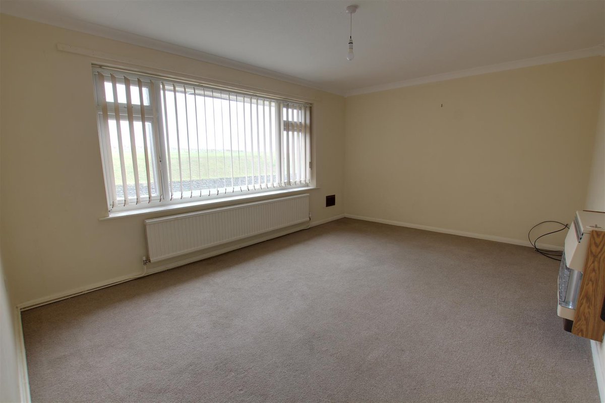 choiceagent's tweet photo. ** CLOSE TO THE BEACH **
Choice Properties are pleased to offer for sale this two bedroom first floor flat which is situated in a great position located across the road from the beach.
For a viewing call us on 01507 472016! 😀🏡 #Houses #Flats #EstateAgents #ChoiceProperties https://t.co/deYYFMKCj8