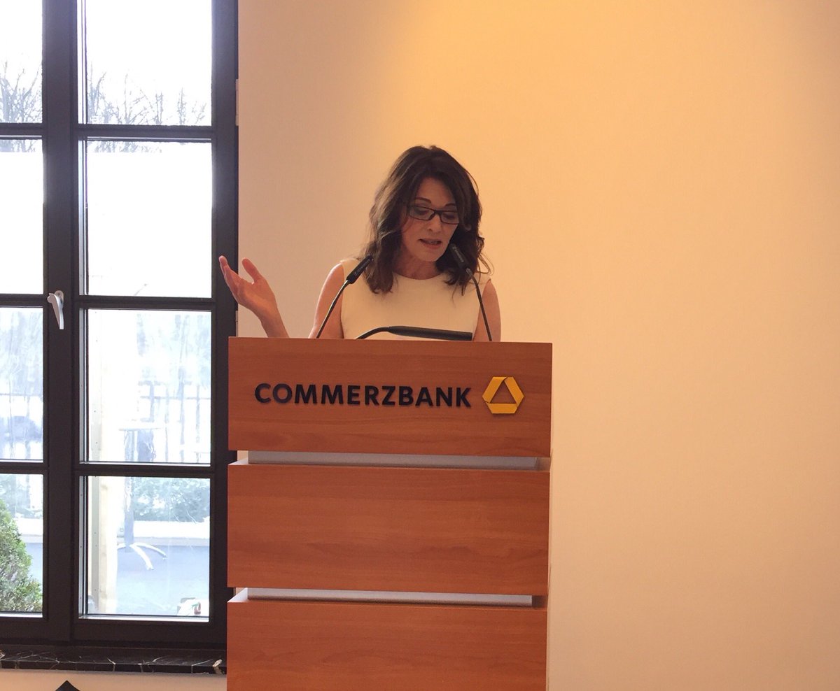 #IrisBerben gratuliert der <a href="/P_Allianz/">Produktionsallianz</a> #berlinale beim Empfang am Brandenburger Tor <a href="/commerzbank/">Commerzbank</a>