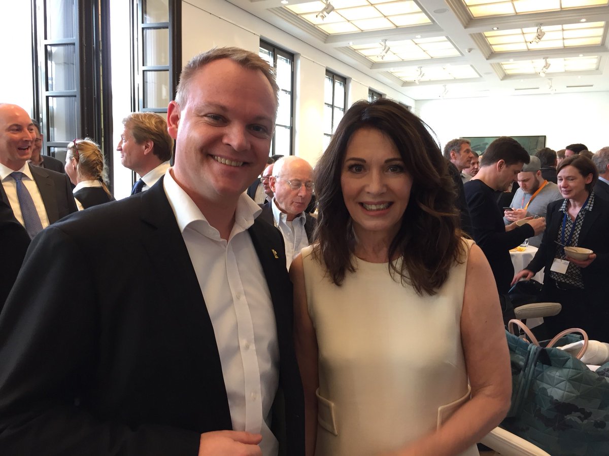 Beim Empfang der <a href="/P_Allianz/">Produktionsallianz</a> begrüßt @kojojo1978 <a href="/commerzbank/">Commerzbank</a> Media Team  #IrisBerben am Brandenburger Tor