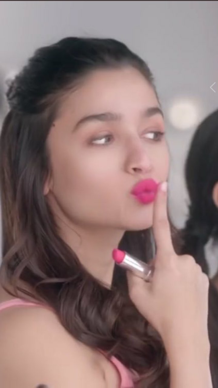 1 MONTH TO ALIA\S BIRTHDAY 
ALIA BHATT MAKES ME HAPPY   