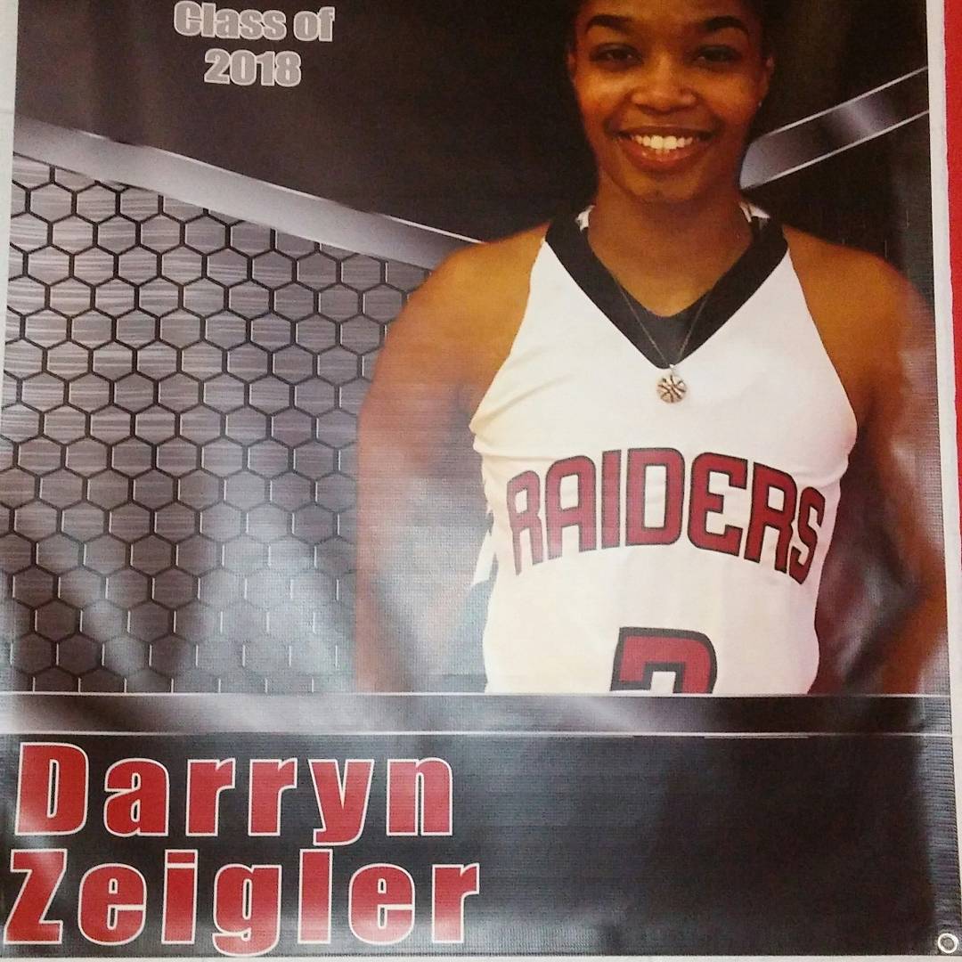 derrickzee21's tweet photo. Proud and sad at the same time. #Seniornight #DZ3 🏀 https://t.co/mzXZuaSRpr