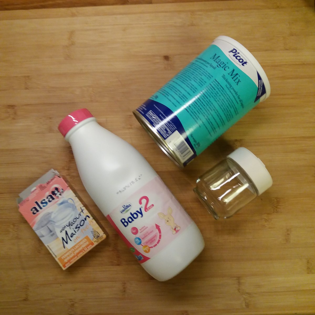 PatinsCouffins's tweet photo. 1/ Il vous faudra : 1L de lait infantile liquide 2ème ou 3ème âge, 3 cuillères dosettes de Magic Mix (disponible en pharmacie), 1 sachet de ferments, et des pots à yaourts (le nombre dépend de la taille de votre yaourtière). https://t.co/Kkaxw5QoGp