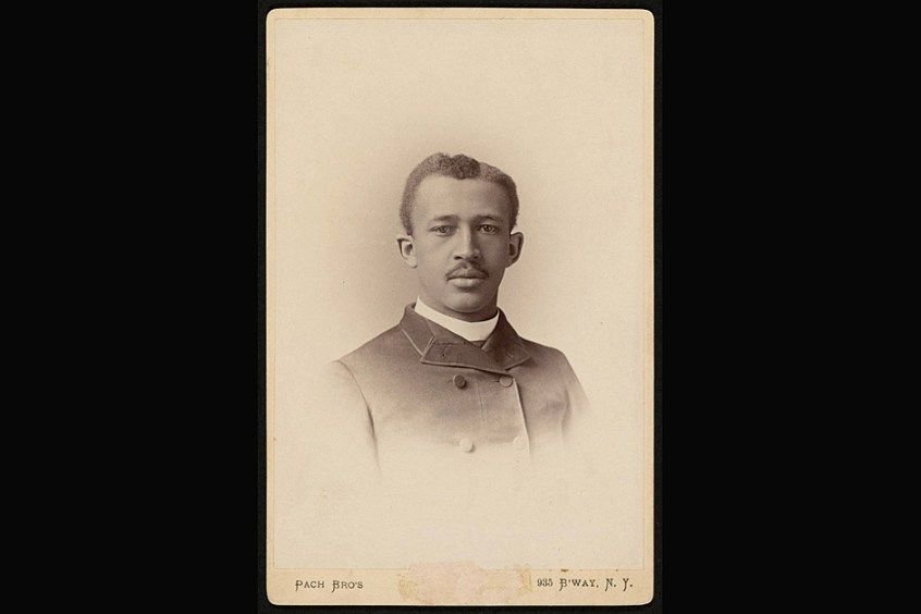 Harvard's tweet photo. W.E.B. Du Bois was Harvard College Class of 1890. Read more about #BlackHistory at Harvard: https://t.co/W6MaWiq0Je #BlackHistoryMonth https://t.co/lUhH6EDZpC