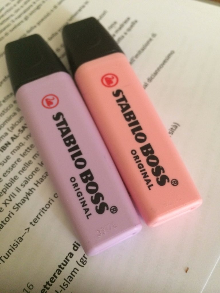 aarisskia's tweet photo. Mi sono messa a studiare solo per usare i miei evidenziatori FOTONICI https://t.co/BRLwbyuoq0