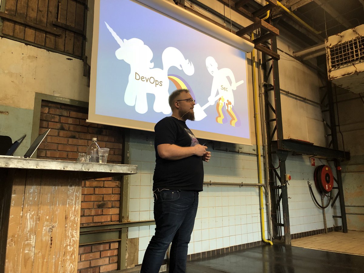 wesleyneelen's tweet photo. Talk van @rikvduijn begonnen op de @tweakers developer summit 2018 :) https://t.co/KWZ2fPGZ4p