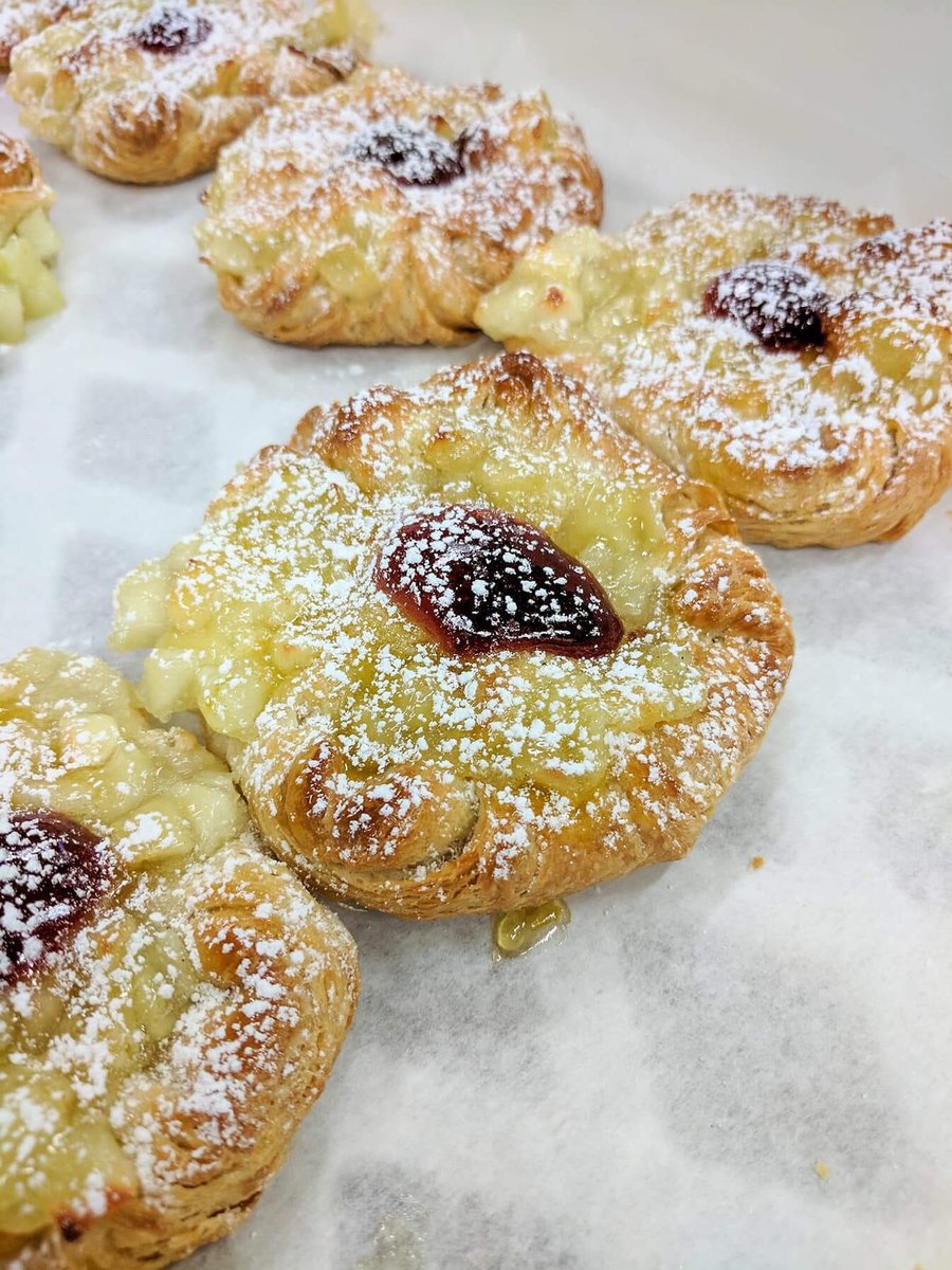 TUDublinBakery's tweet photo. More treats to be bought from the bakery ! 😍🥐 From Danish pastries to croissants and cupcakes .  #DITBakery #ditfood #croissant #pastry  #cupcakes https://t.co/FTSyb43mei
