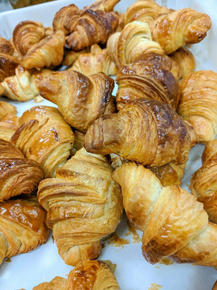 TUDublinBakery's tweet photo. More treats to be bought from the bakery ! 😍🥐 From Danish pastries to croissants and cupcakes .  #DITBakery #ditfood #croissant #pastry  #cupcakes https://t.co/FTSyb43mei